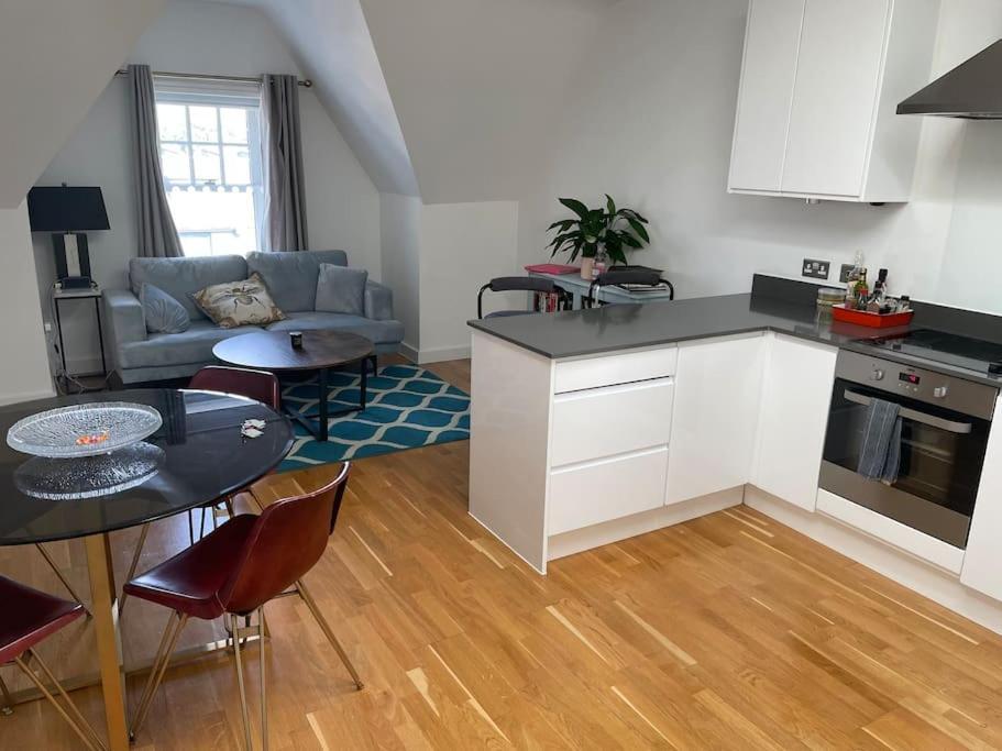 Lovely 2-Bed Flat With Well Equipped Kitchen Apartment Ийлинг Екстериор снимка