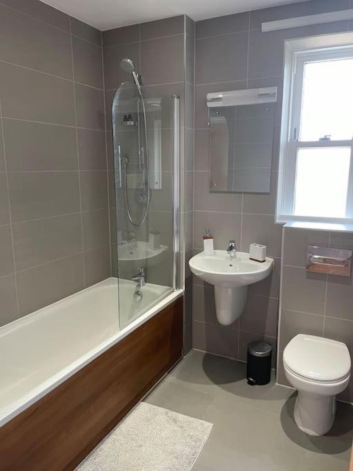 Lovely 2-Bed Flat With Well Equipped Kitchen Apartment Ийлинг Екстериор снимка